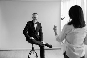 Sesión fotográfica con enfoque en la comodidad y guía del cliente.